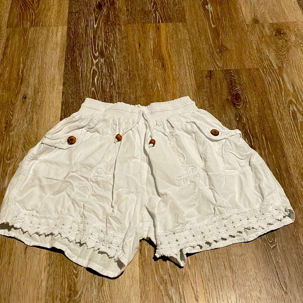 White elastic waist shorts